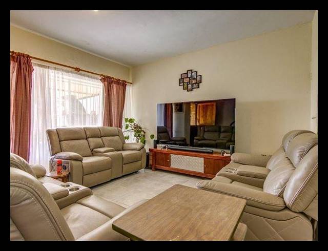 2 BEDROOM TOWNHOUSE FOR SALE IN RHODESFIELD